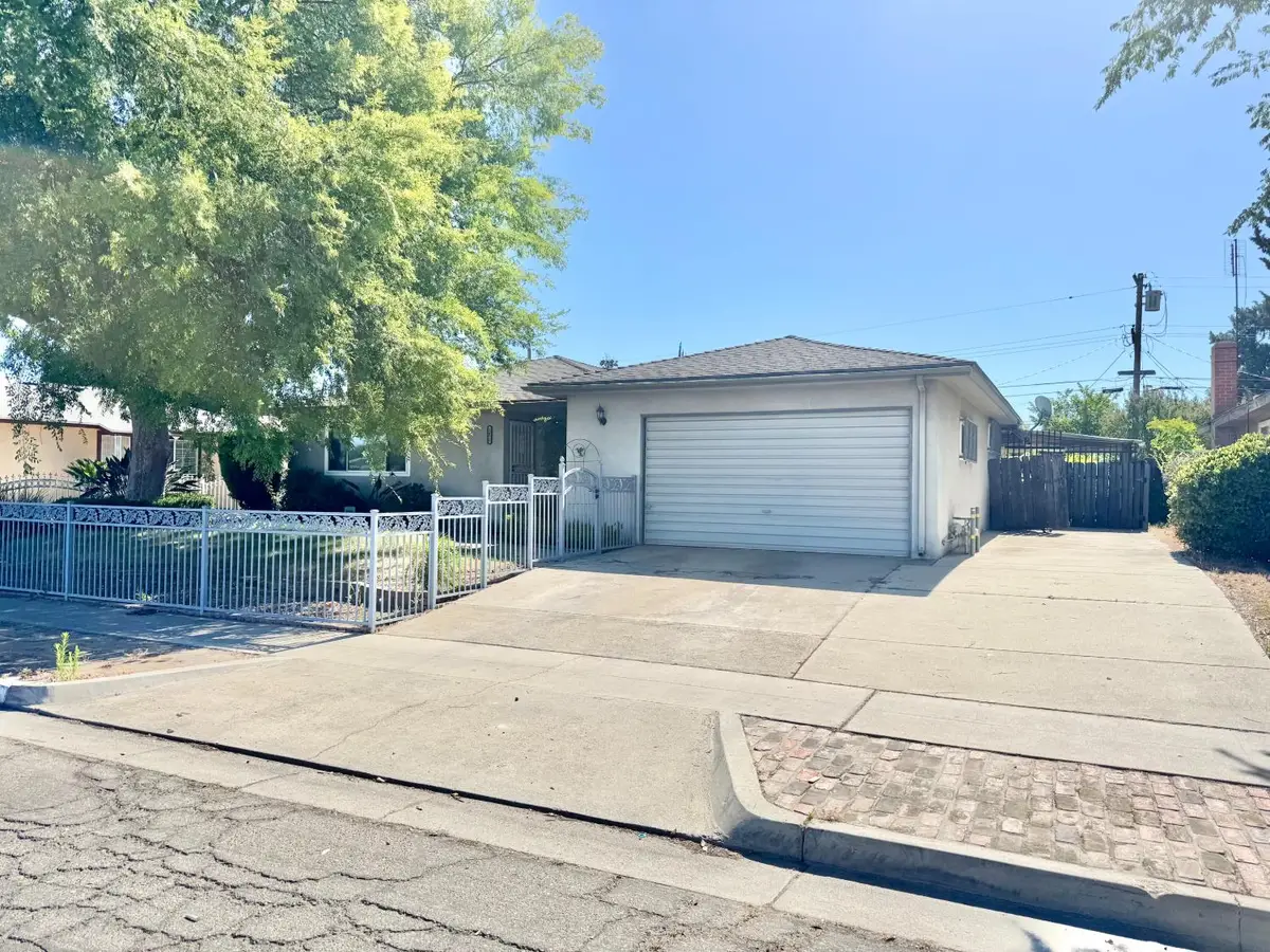 1470 N Chestnut Avenue, Fresno, CA 93703 - #1
