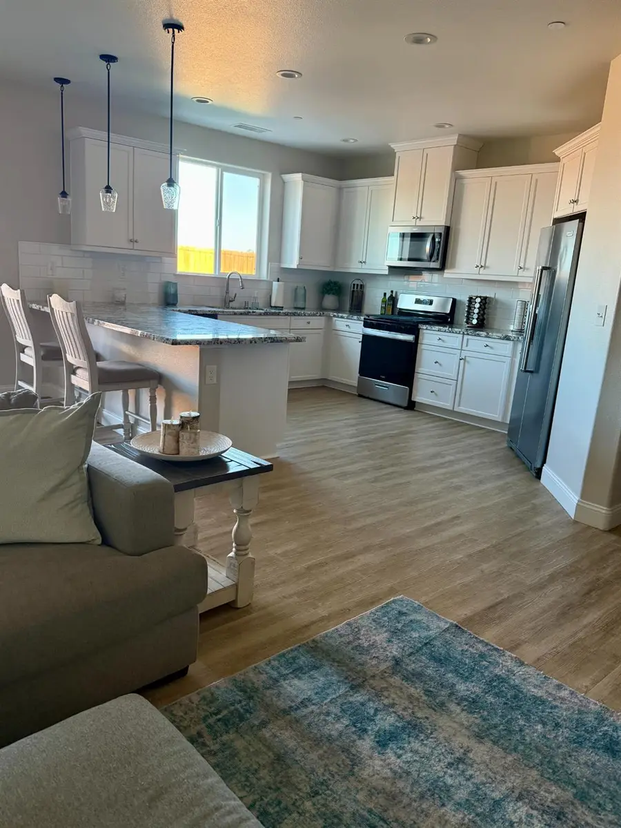 182 N Almond Avenue, Kerman, CA 93630 - #3