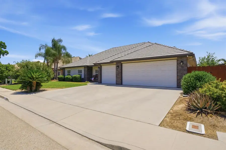 760 Hollow Way, Dinuba, CA 93618 - #3