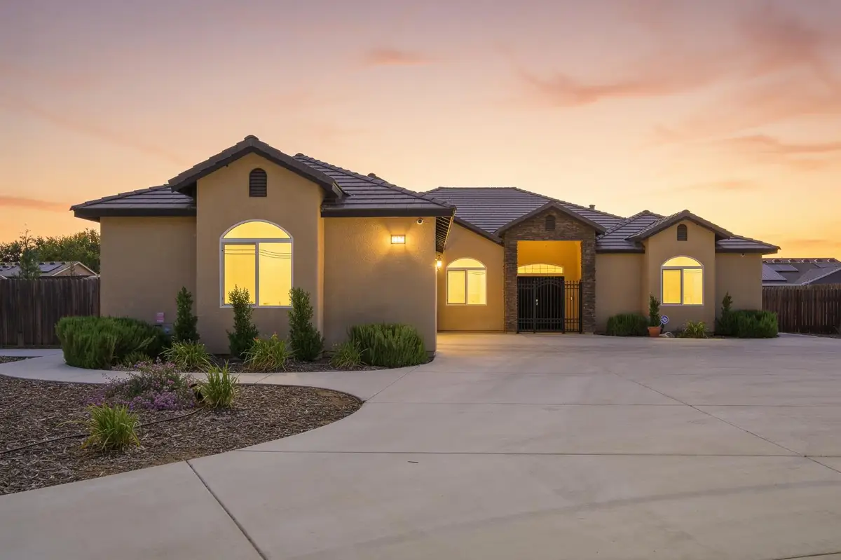 2308 S Minnewawa Avenue, Fresno, CA 93727 - #1