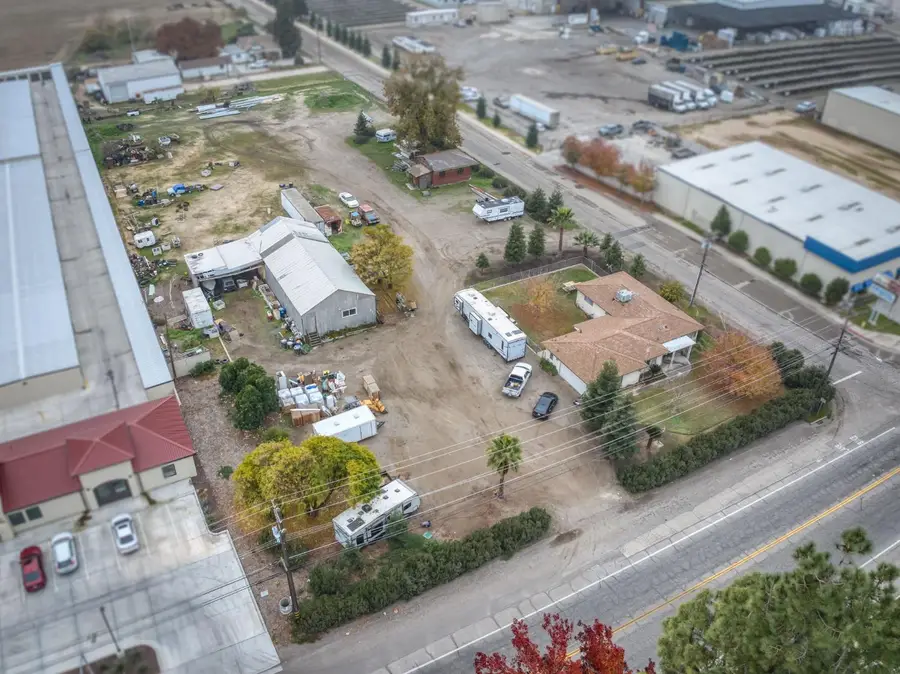 1055 E Dinuba Avenue, Reedley, CA 93654 - #2
