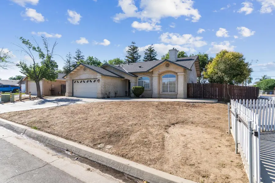 4885 E Edna Avenue, Fresno, CA 93725 - #2