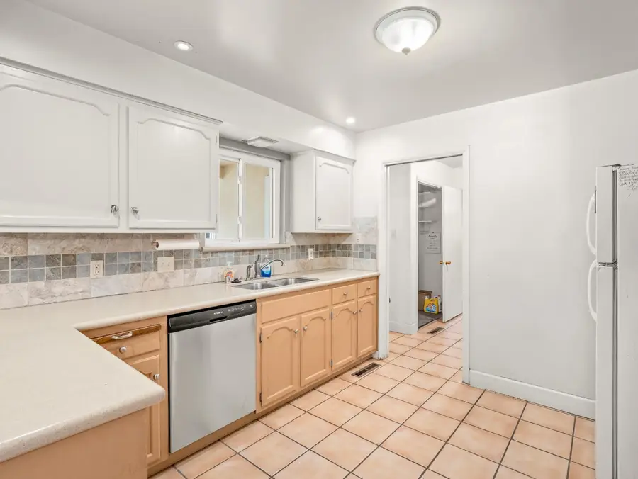 525 E Vartikian Avenue, Fresno, CA 93710 - #2