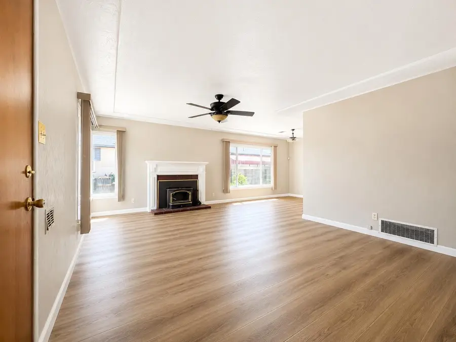 947 W Brown Avenue, Fresno, CA 93705 - #3