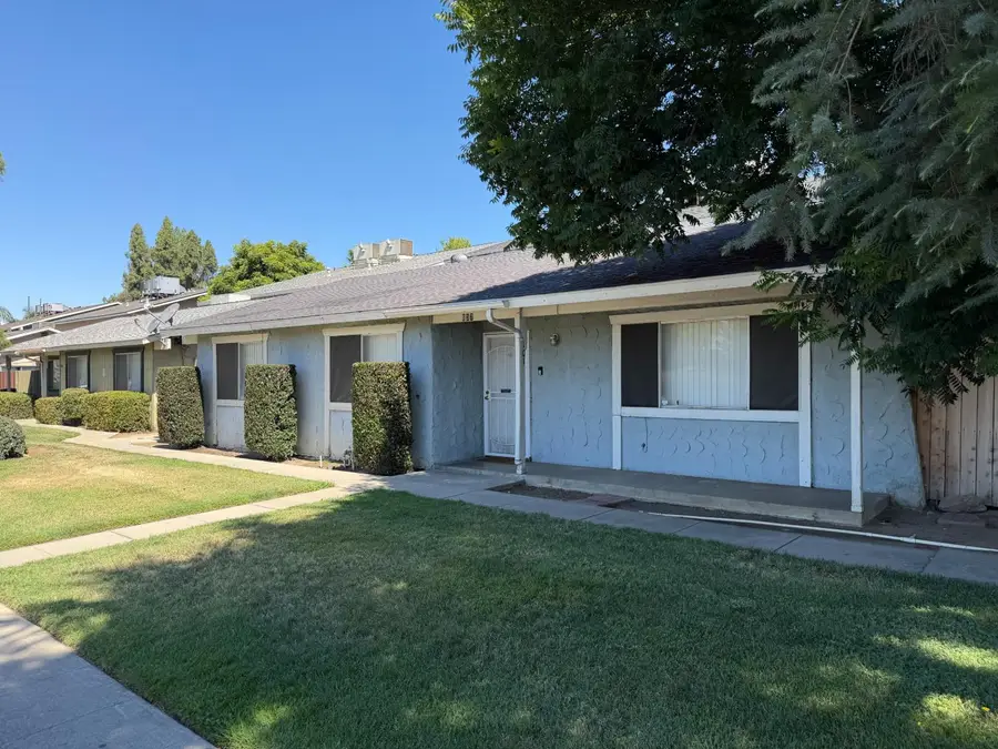 637 W Ashlan Avenue, Clovis, CA 93612 - #2