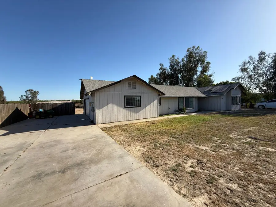 2109 E Dinuba Avenue, Fresno, CA 93725 - #3