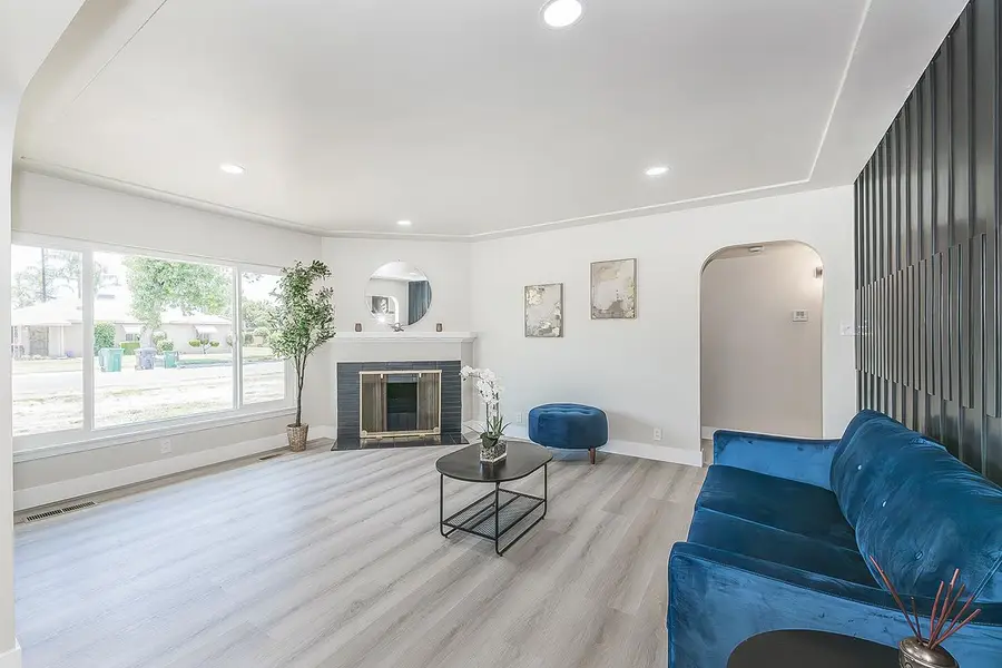 5383 Easterby Drive N, Fresno, CA 93727 - #3