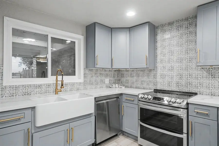 1374 E Gaschen Avenue, Fresno, CA 93725 - #2