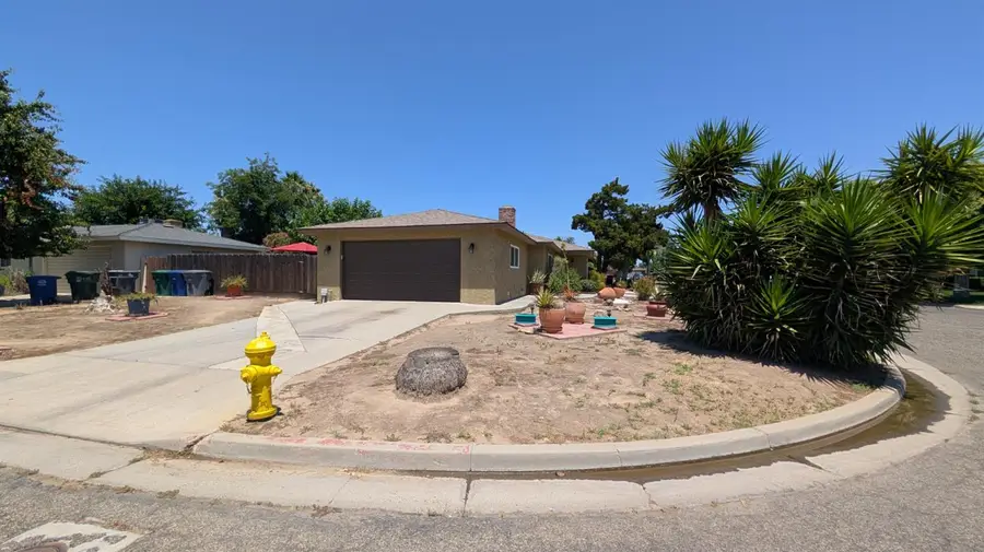 404 Fall Ave, Madera, CA 93637 - #3