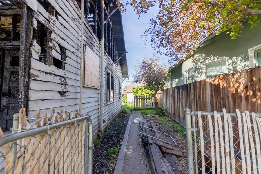1039 N Roosevelt Avenue, Fresno, CA 93728 - #2