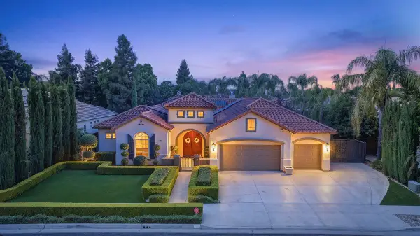 633 W Richmond Avenue, Clovis, CA 93619
