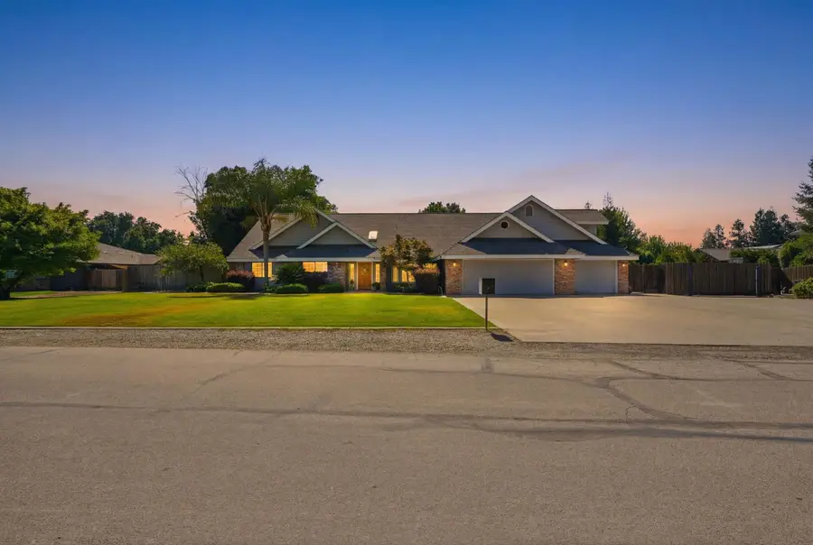1203 N Tommy Court, Visalia, CA 93291 - #2