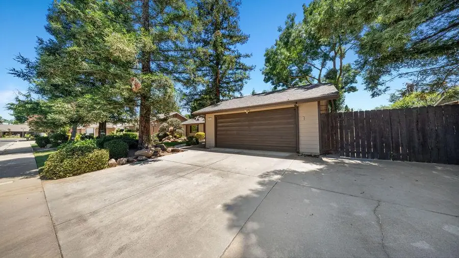 646 W Polson Avenue, Clovis, CA 93612 - #3