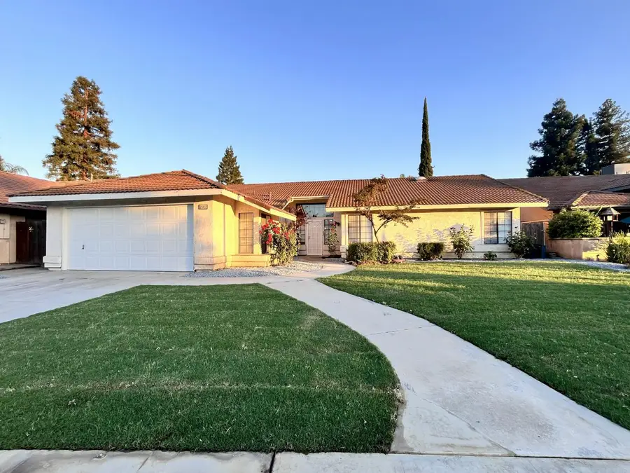 2042 Sample Avenue, Clovis, CA 93611 - #2