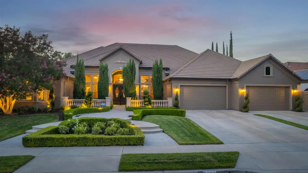 2016 E Sawgrass Avenue, Fresno, CA 93730 - #1