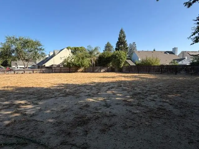 4238 W Capitola Avenue, Fresno, CA 93722 - #2