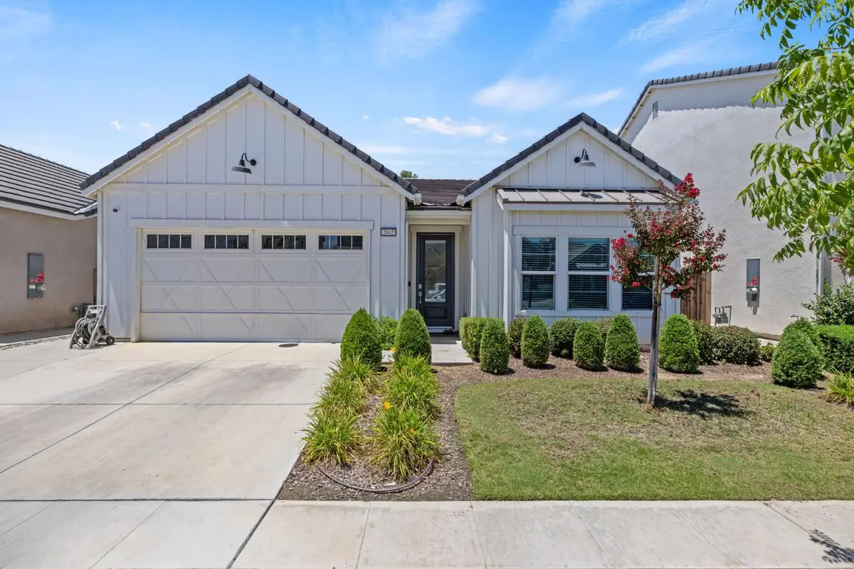 2042 N Hughes Ave, Clovis, CA 93619 - #1