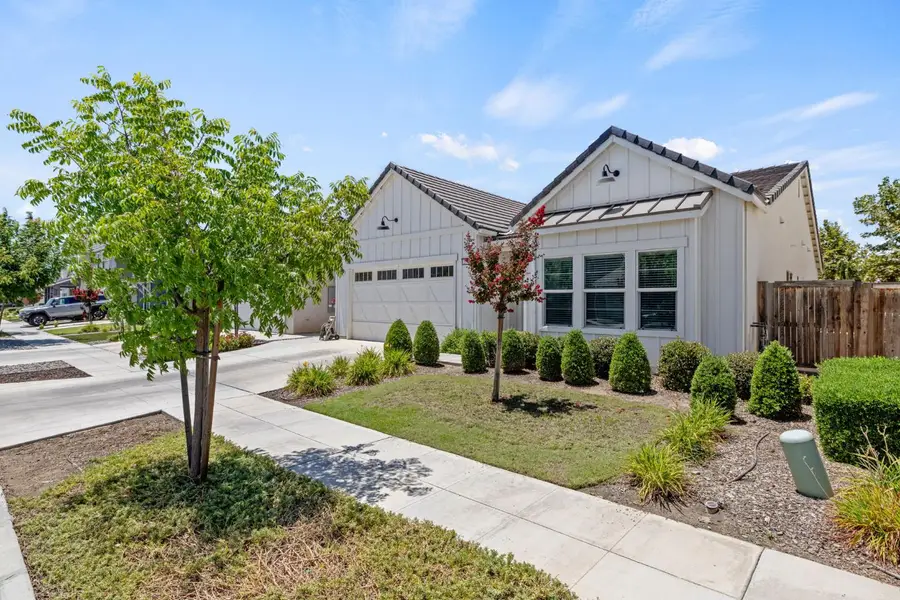 2042 N Hughes Ave, Clovis, CA 93619 - #3