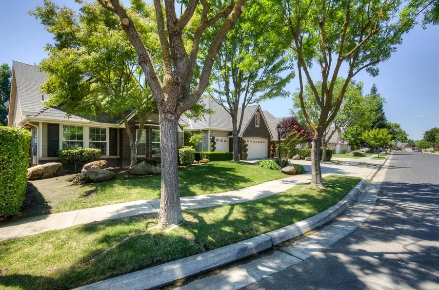 274 W Lester Avenue, Clovis, CA 93619 - #3