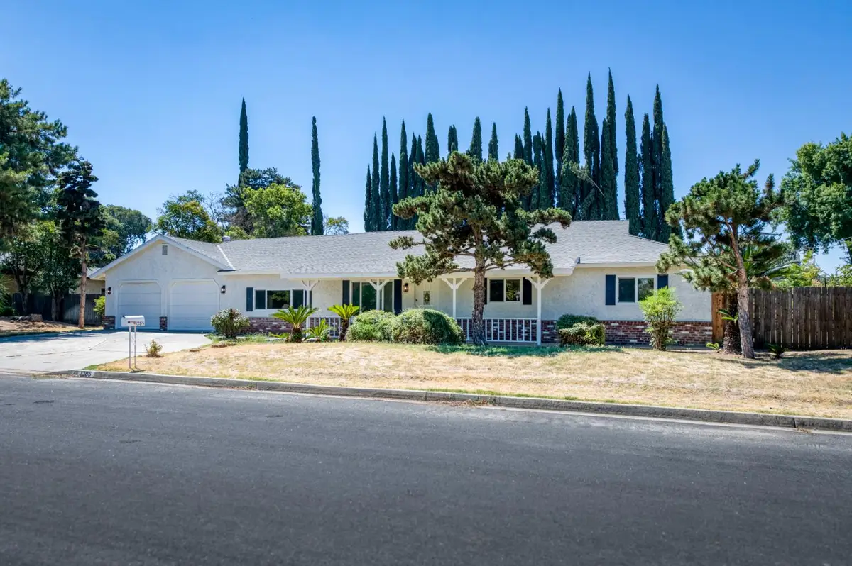1285 W Stuart Avenue, Fresno, CA 93711 - #1