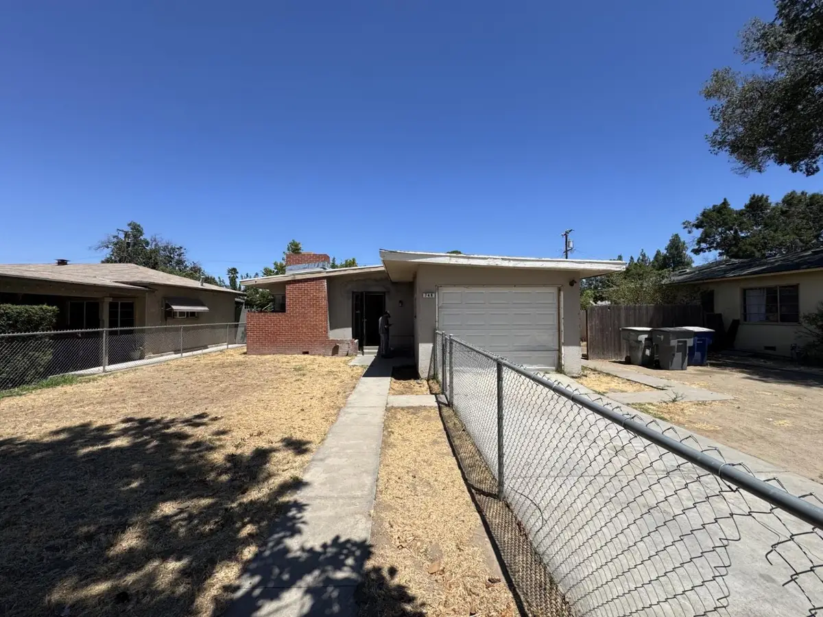 748 W Robinson Avenue, Fresno, CA 93705 - #1