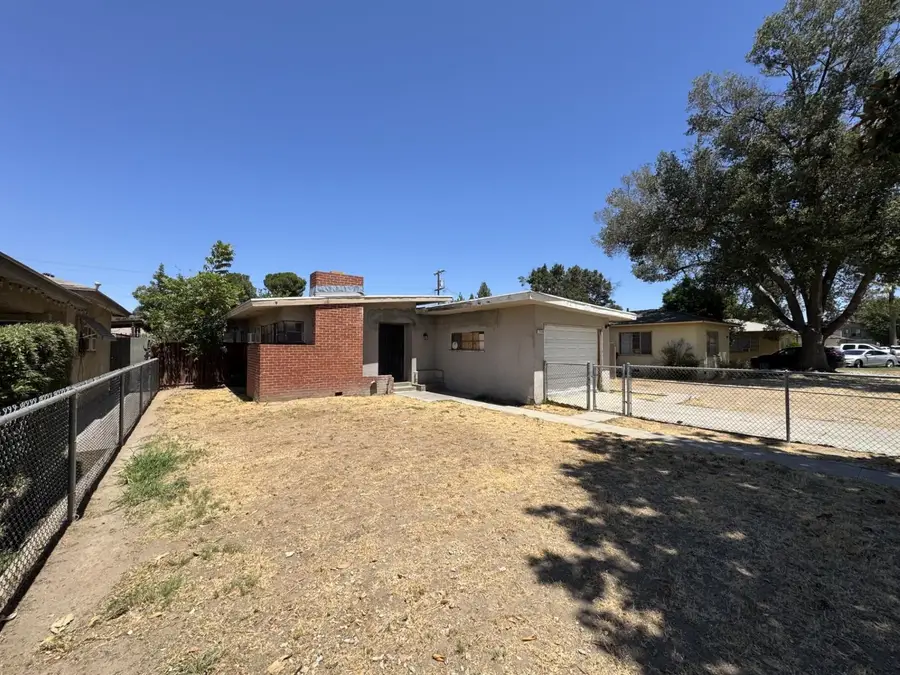 748 W Robinson Avenue, Fresno, CA 93705 - #2
