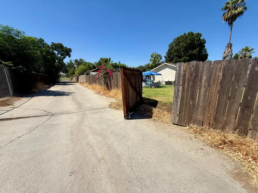 2163 S Weller Avenue, Fresno, CA 93706 - #2