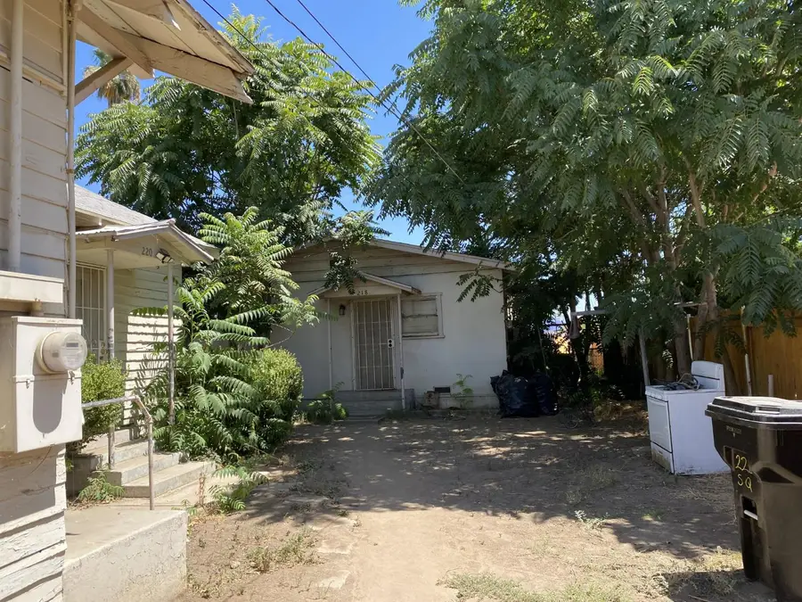 216 S Q Street, Dinuba, CA 93618 - #3