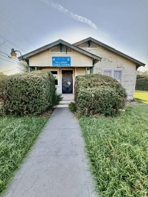 755 J Street, Parlier, CA 93648