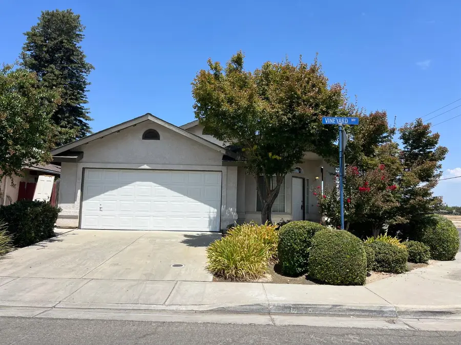 995 Vineyard Way, Kingsburg, CA 93631 - #2
