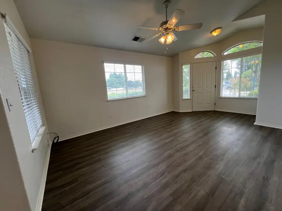 995 Vineyard Way, Kingsburg, CA 93631 - #3