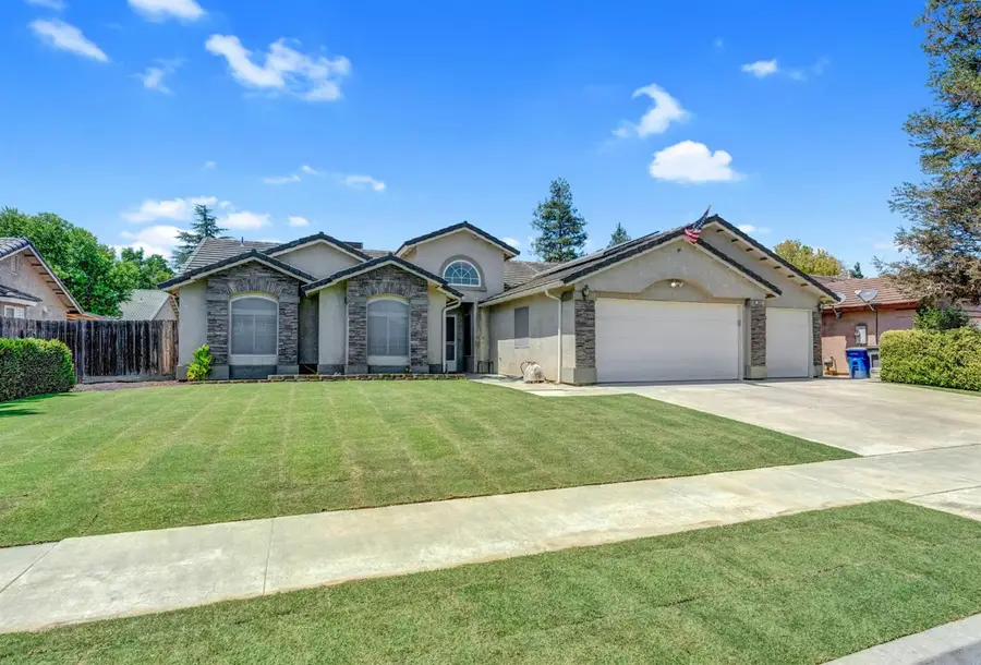 385 S Thomas Avenue, Kerman, CA 93630 - #2