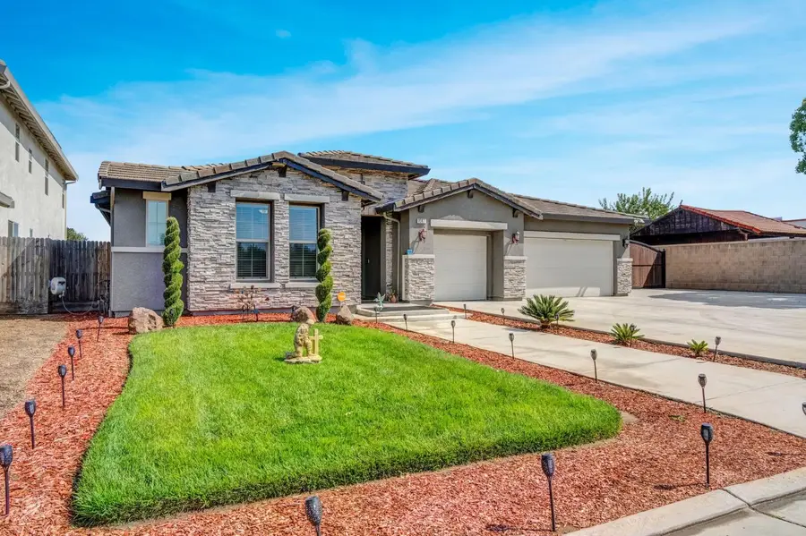 3387 W Kamm Avenue, Dinuba, CA 93618 - #2