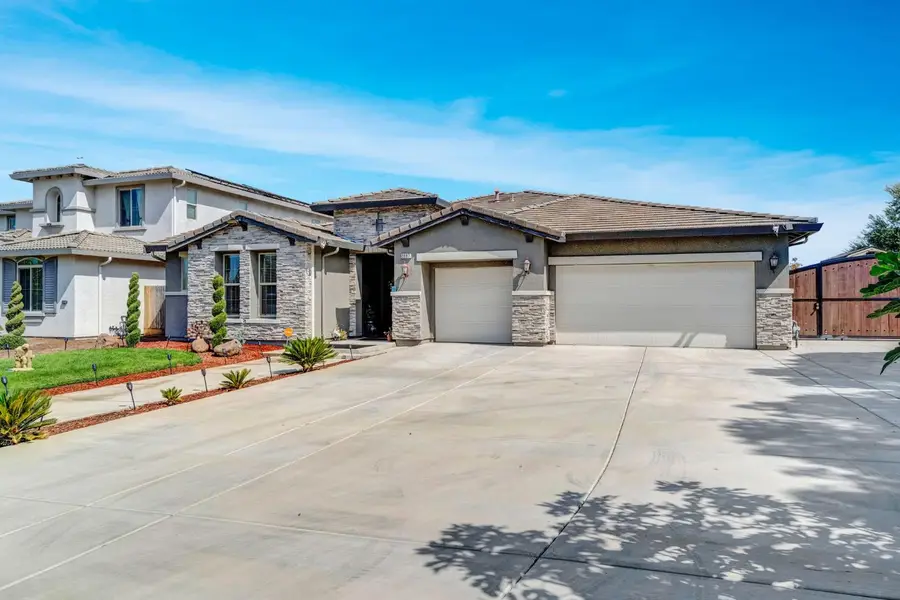 3387 W Kamm Avenue, Dinuba, CA 93618 - #3