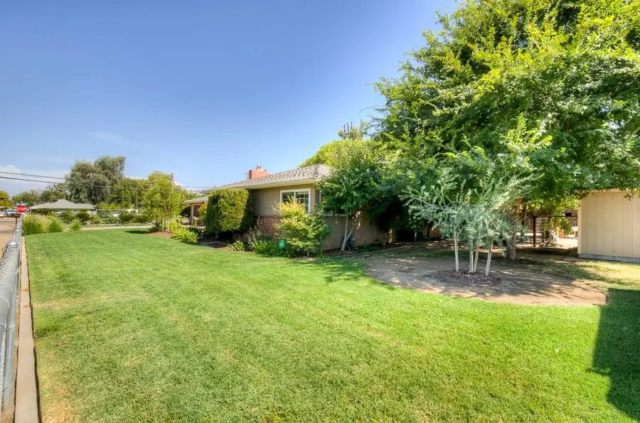 5394 Easterby Drive N, Fresno, CA 93727 - #3