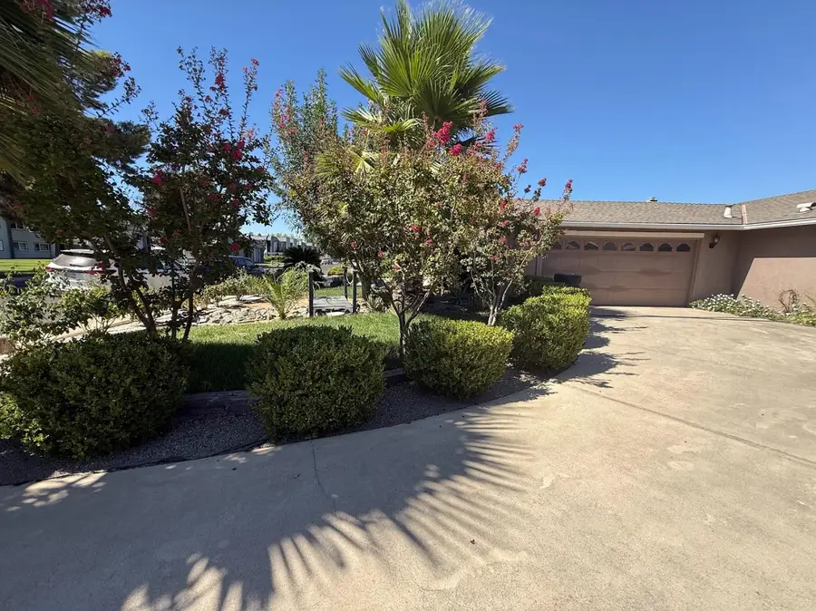 942 N Eaton Avenue, Dinuba, CA 93618 - #2