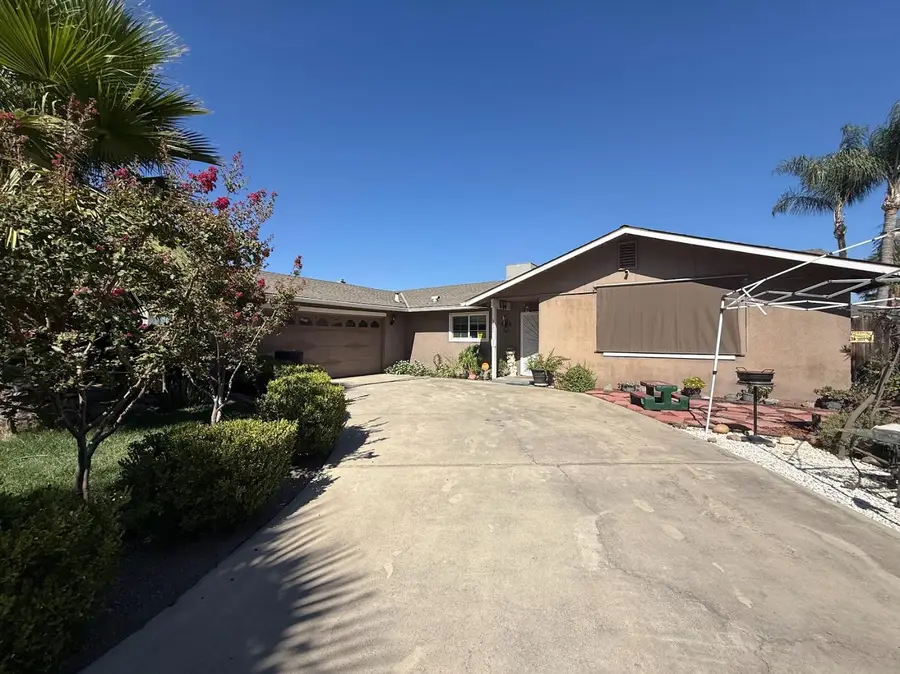 942 N Eaton Avenue, Dinuba, CA 93618 - #3