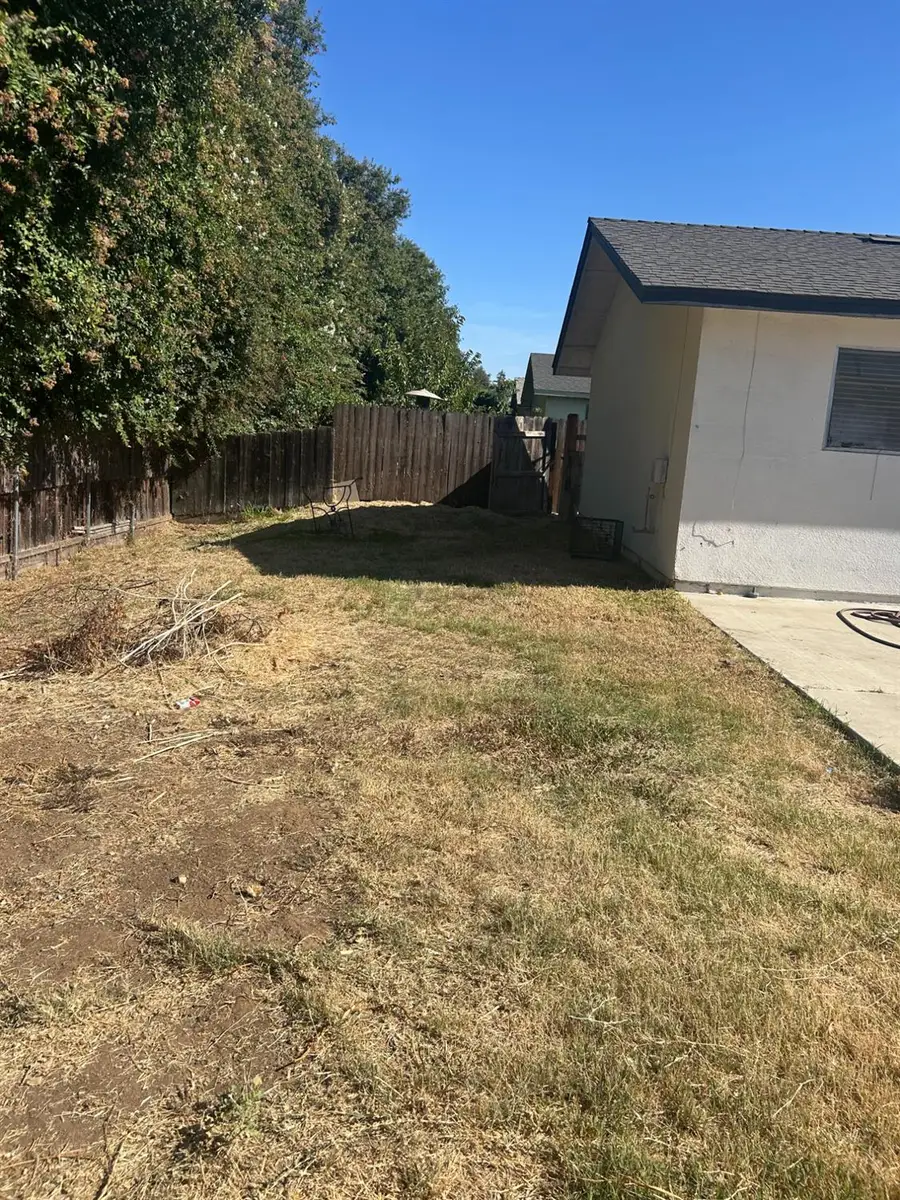 353 Holly Street, Woodlake, CA 93286 - #3