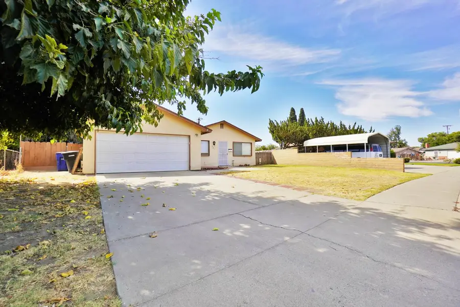 905 E Florinda Street, Hanford, CA 93230 - #3