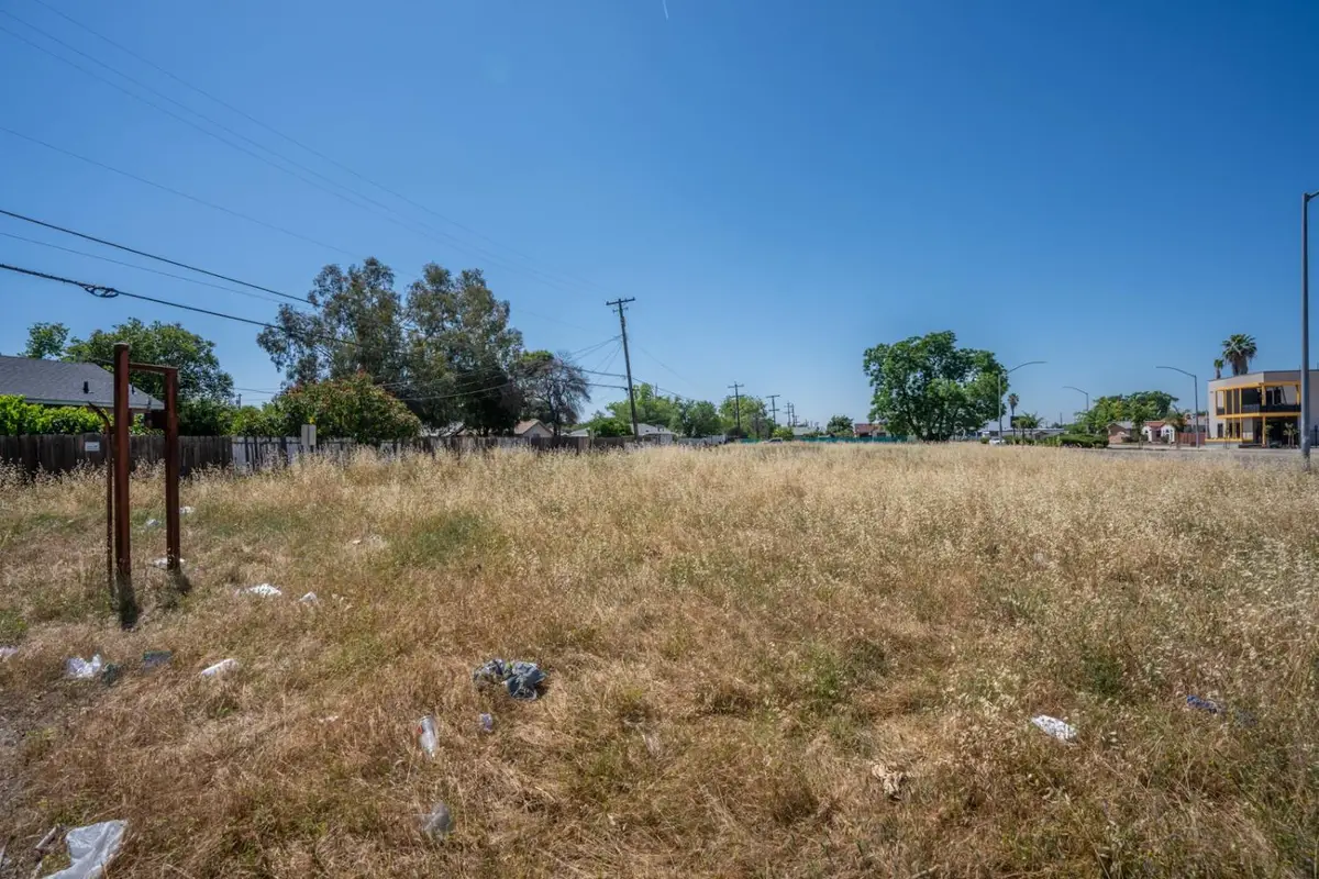 2305 S Elm Avenue, Fresno, CA 93706 - #1