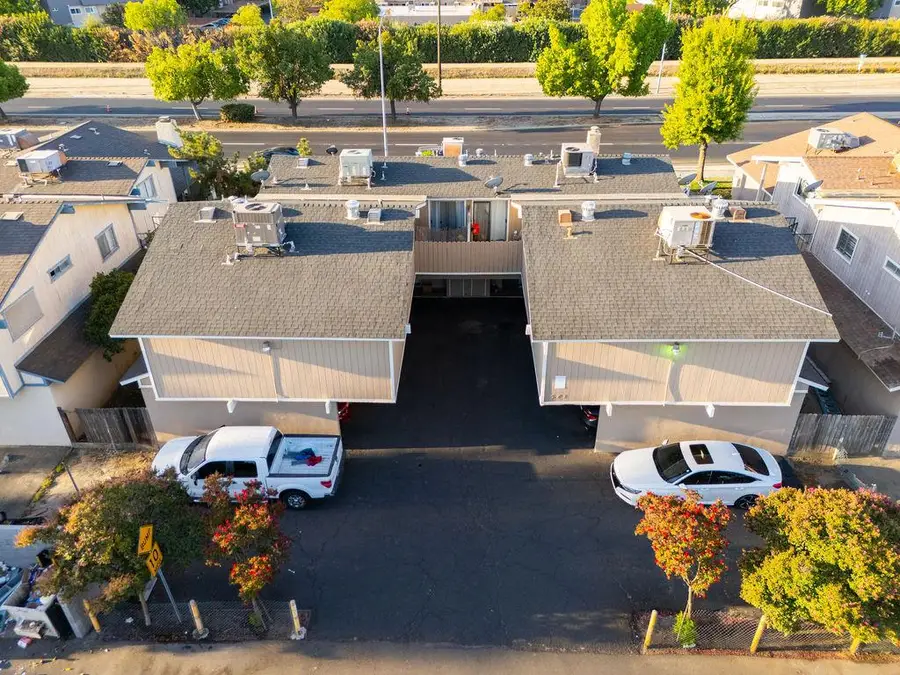 571 W Ashlan Avenue, Clovis, CA 93612 - #3