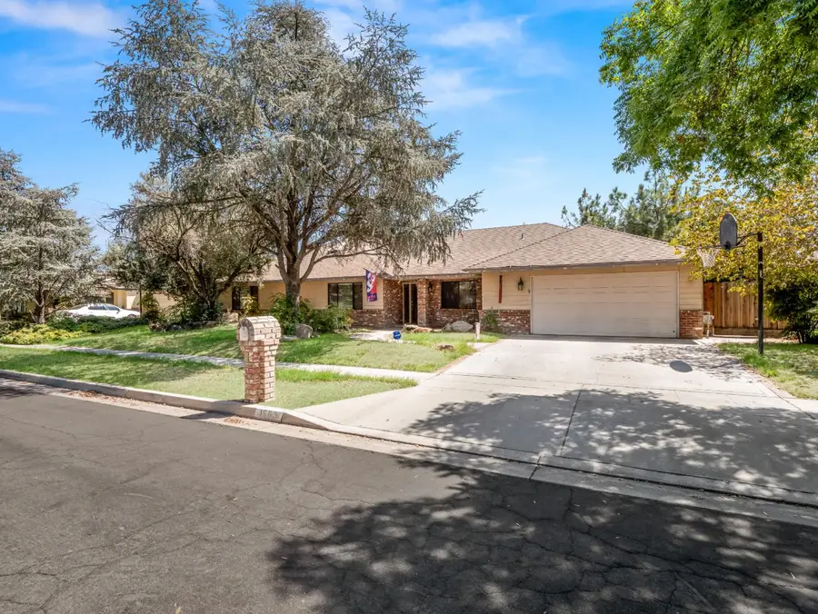 1563 E Fallbrook Avenue, Fresno, CA 93720 - #2