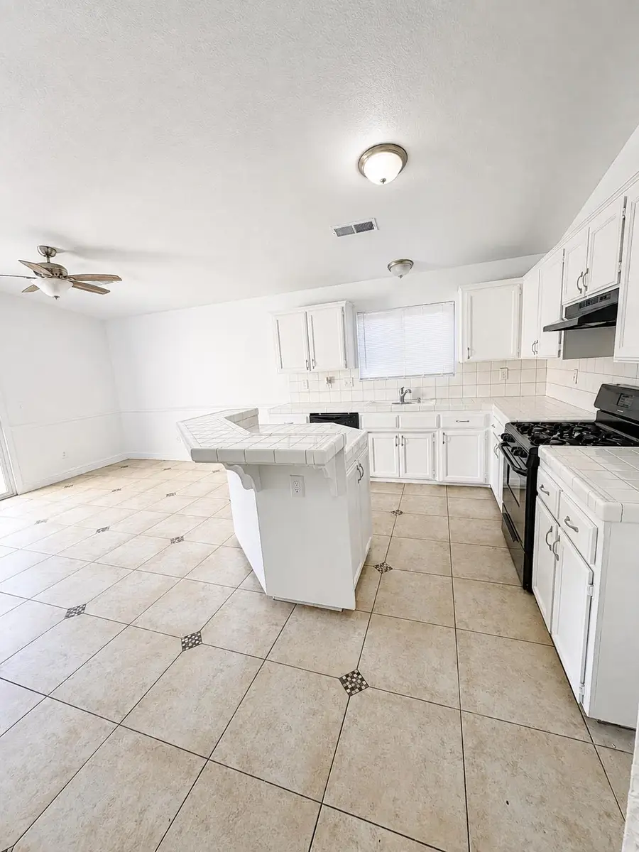 857 Isaac Newton Dr, Hanford, CA 93230 - #3