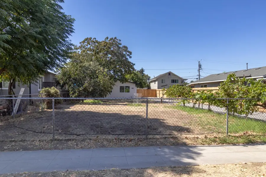 3052 E Lamona Avenue, Fresno, CA 93703 - #2