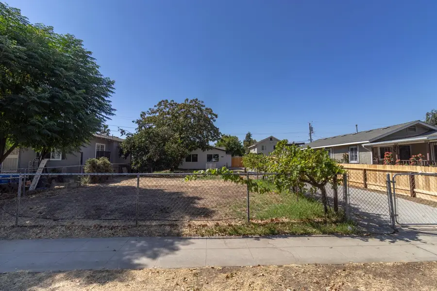 3052 E Lamona Avenue, Fresno, CA 93703 - #3