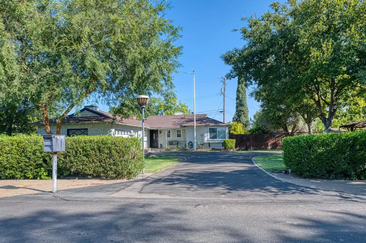 5437 E Buckingham Way, Fresno, CA 93727 - #1