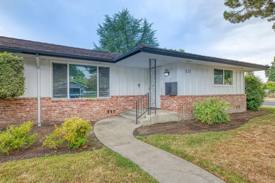 2828 E Fedora Avenue, Fresno, CA 93726 - #3