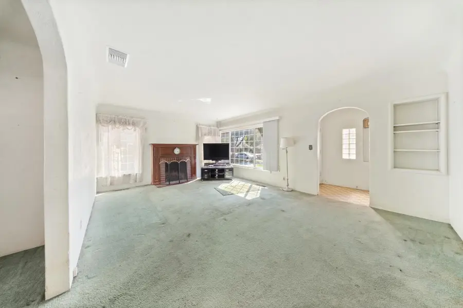 1474 N Thorne Avenue, Fresno, CA 93728 - #2