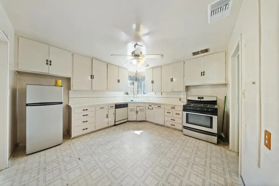 1474 N Thorne Avenue, Fresno, CA 93728 - #3