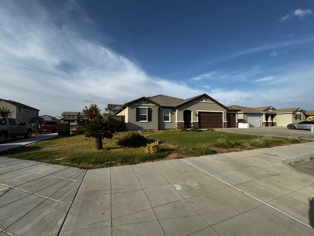 806 E Curtis Avenue, Fowler, CA 93625 - #1